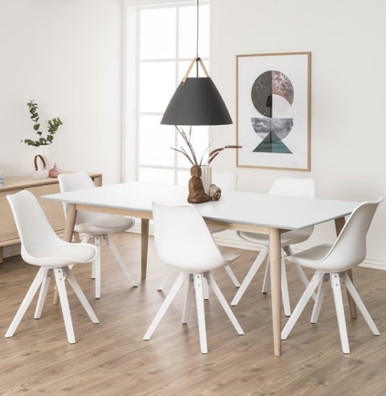 Białe krzesło skandynawskie z poduszką Dima do salonu w stylu skandynawskim